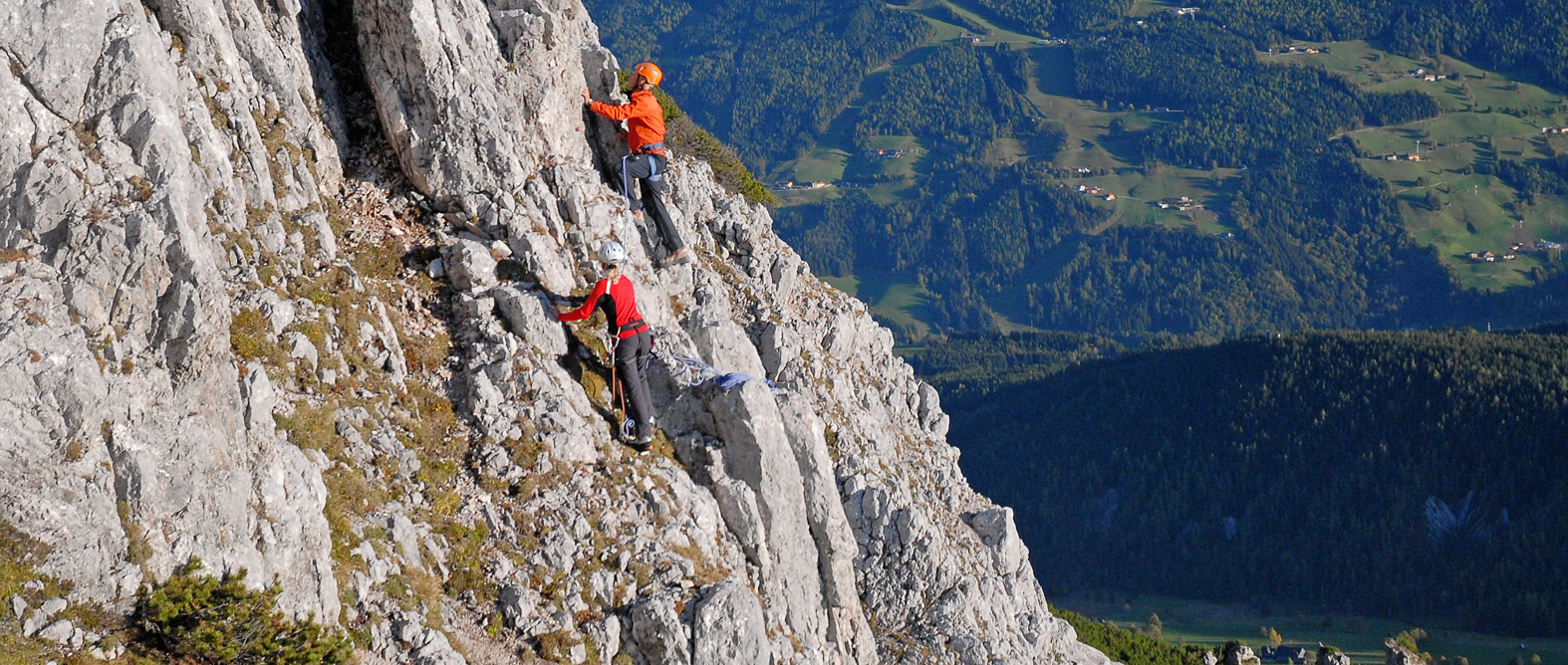 Abwechslungsreiche Sommeraktivitäten wie Klettern am Dachstein in Ramsau in Österreich